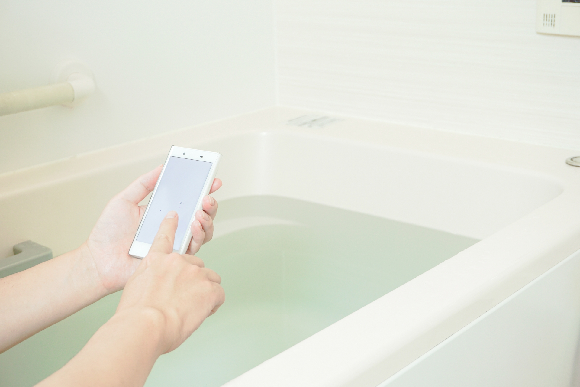 お風呂でスマホは危険 安全に電話やスマホゲームを楽しむ方法5つ D Comlog